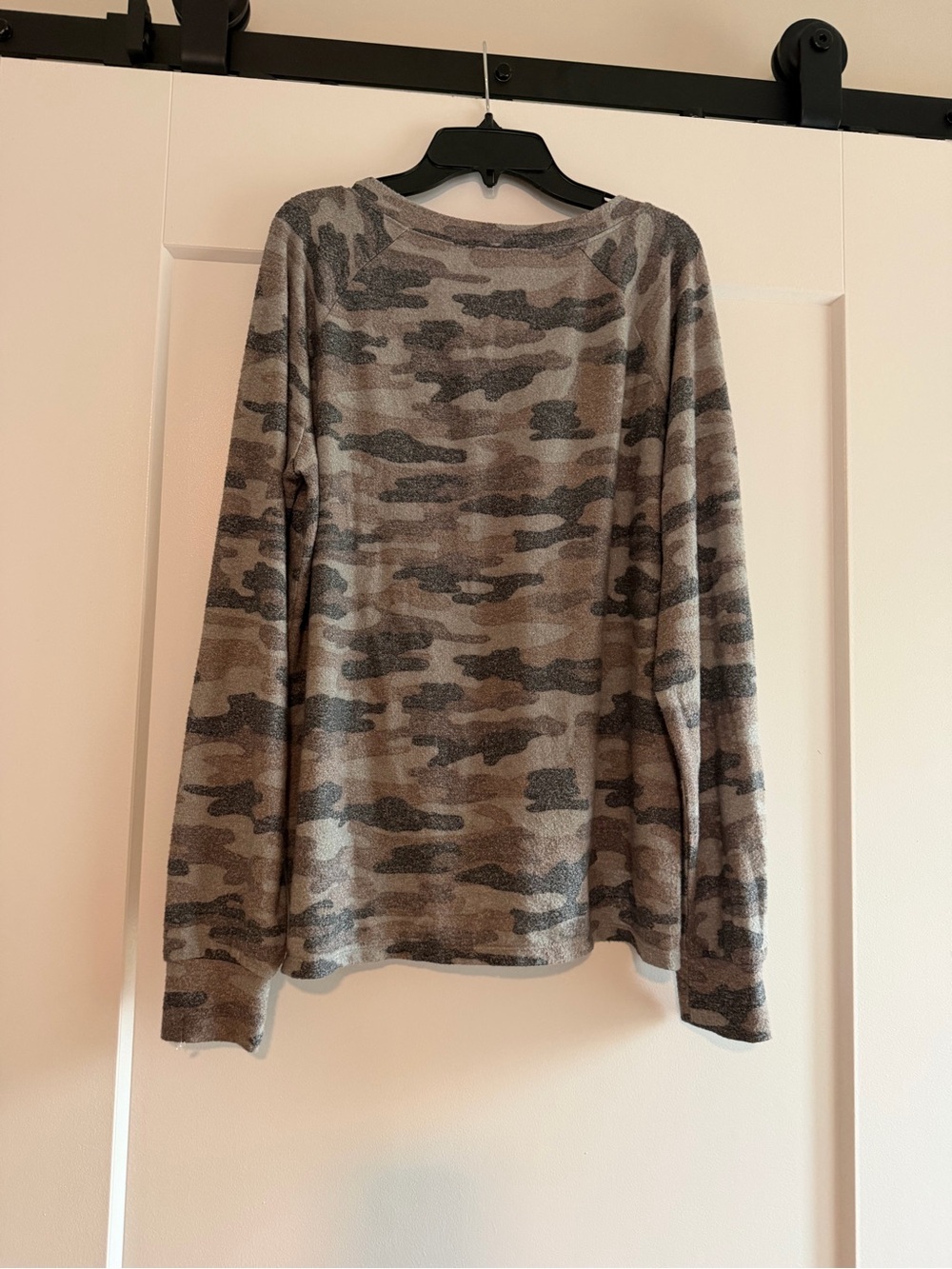 Lucky Brand Camo V-Neck Long Sleeve Knit Top Size Small Soft Casual Pullover - Picture 3 of 4